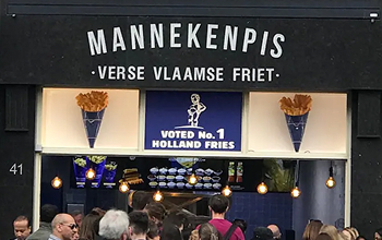 Rij wachtende klanten voor een Manneken Pis vestiging in Amsterdam